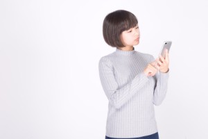 引越し価格ガイドについて調べる女性