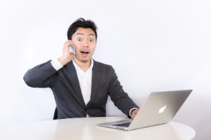 引越し価格ガイドの評判を調べる男性